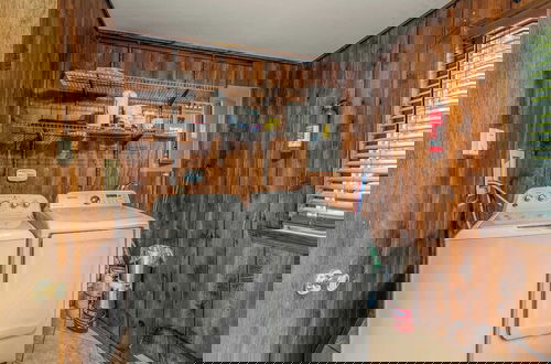 Foto 32 - Sky View Chalet by Avantstay Stunning Interior, Spacious Deck, Hot Tub, & View