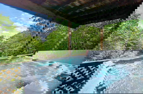 Foto 19 - Sky View Chalet by Avantstay Stunning Interior, Spacious Deck, Hot Tub, & View