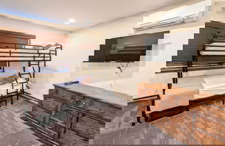 Foto 3 - Sky View Chalet by Avantstay Stunning Interior, Spacious Deck, Hot Tub, & View