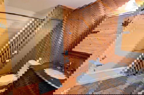Foto 16 - Sky View Chalet by Avantstay Stunning Interior, Spacious Deck, Hot Tub, & View