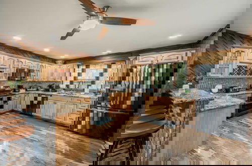 Foto 14 - Sky View Chalet by Avantstay Stunning Interior, Spacious Deck, Hot Tub, & View