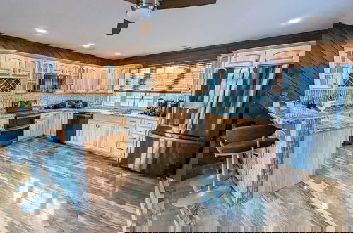 Foto 12 - Sky View Chalet by Avantstay Stunning Interior, Spacious Deck, Hot Tub, & View