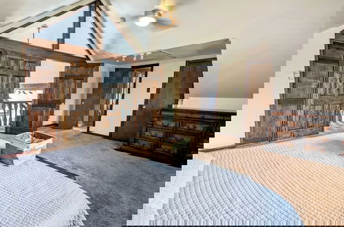 Foto 10 - Sky View Chalet by Avantstay Stunning Interior, Spacious Deck, Hot Tub, & View