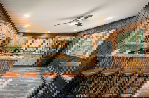 Foto 13 - Sky View Chalet by Avantstay Stunning Interior, Spacious Deck, Hot Tub, & View