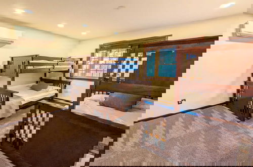 Foto 6 - Sky View Chalet by Avantstay Stunning Interior, Spacious Deck, Hot Tub, & View