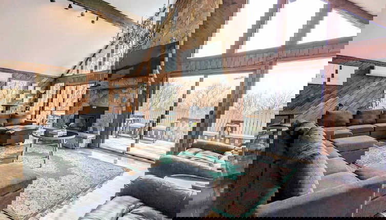 Foto 1 - Sky View Chalet by Avantstay Stunning Interior, Spacious Deck, Hot Tub, & View