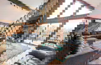 Foto 1 - Sky View Chalet by Avantstay Stunning Interior, Spacious Deck, Hot Tub, & View