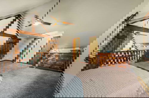 Foto 18 - Sky View Chalet by Avantstay Stunning Interior, Spacious Deck, Hot Tub, & View