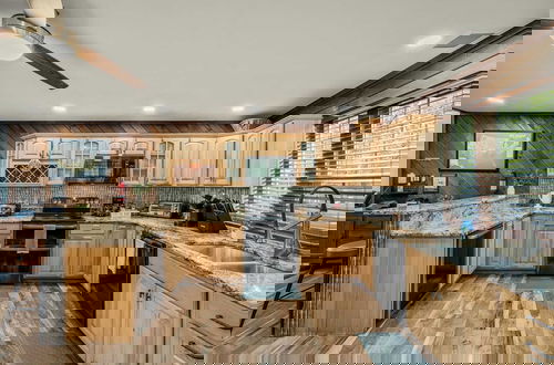 Foto 15 - Sky View Chalet by Avantstay Stunning Interior, Spacious Deck, Hot Tub, & View