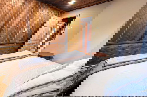 Foto 4 - Sky View Chalet by Avantstay Stunning Interior, Spacious Deck, Hot Tub, & View