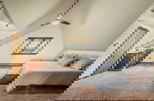Foto 17 - Sky View Chalet by Avantstay Stunning Interior, Spacious Deck, Hot Tub, & View
