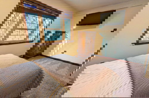 Foto 2 - Sky View Chalet by Avantstay Stunning Interior, Spacious Deck, Hot Tub, & View