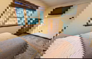 Foto 2 - Sky View Chalet by Avantstay Stunning Interior, Spacious Deck, Hot Tub, & View