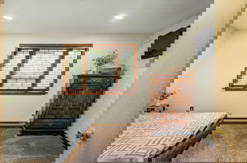 Foto 47 - Sky View Chalet by Avantstay Stunning Interior, Spacious Deck, Hot Tub, & View