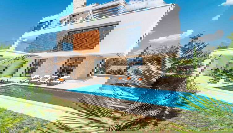 Foto 1 - Luxury Villa With Pool and sea View