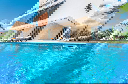 Foto 17 - Luxury Villa With Pool and sea View