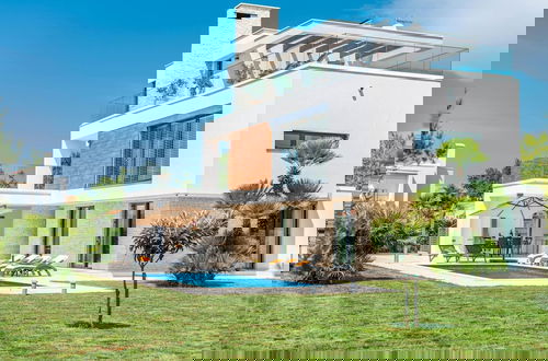 Foto 25 - Luxury Villa With Pool and sea View