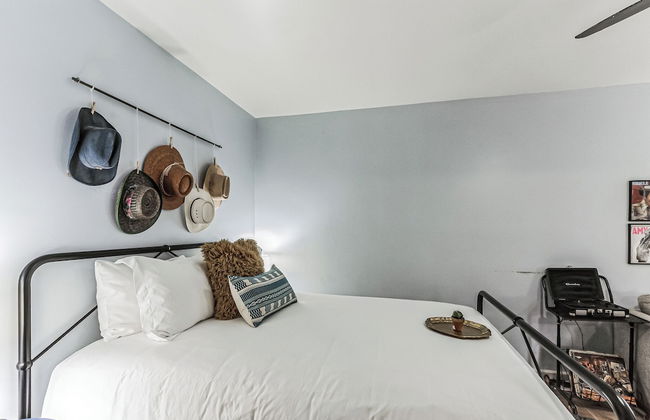 Trendy Studio for 4 w/ Community Pool! - Foto 2