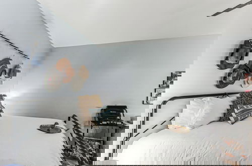 Foto 2 - Trendy Studio for 4 w/ Community Pool!