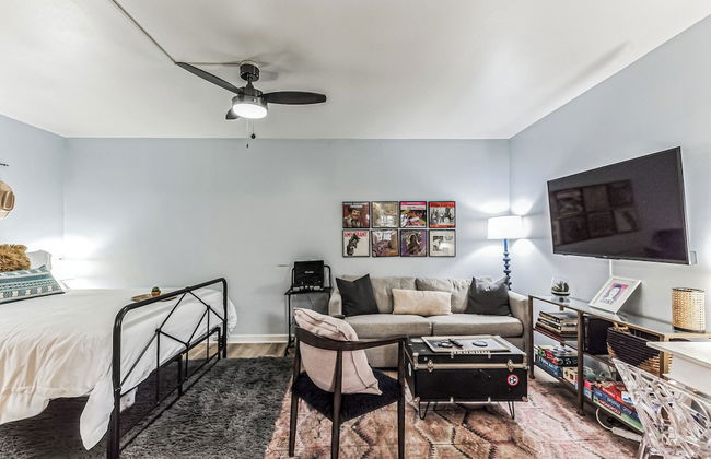 Trendy Studio for 4 w/ Community Pool! - Foto 3