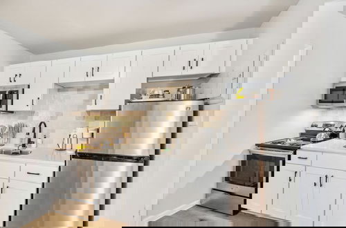 Foto 7 - Trendy Studio for 4 w/ Community Pool!