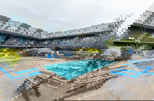 Foto 14 - Trendy Studio for 4 w/ Community Pool!