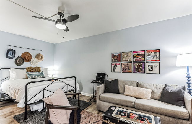 Trendy Studio for 4 w/ Community Pool! - Foto 11
