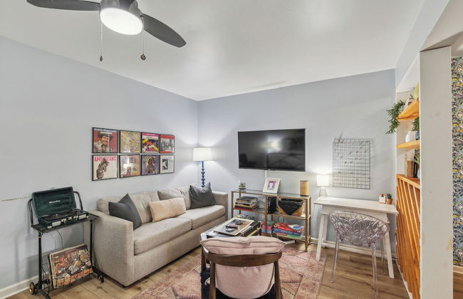 Trendy Studio for 4 w/ Community Pool! - Foto 10