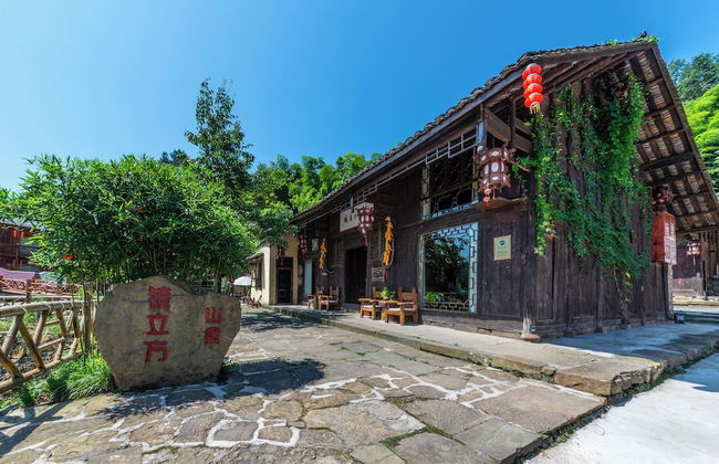 Glass Inn - Photo 1