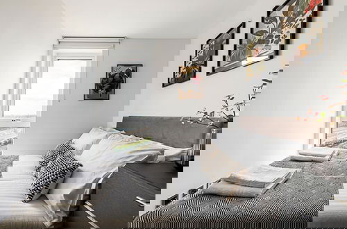 Foto 2 - Chic and Sleek Sky-high Apartment