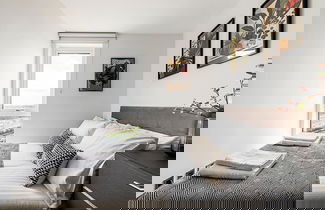 Foto 2 - Chic and Sleek Sky-high Apartment