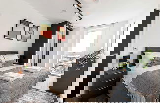 Foto 3 - Chic and Sleek Sky-high Apartment
