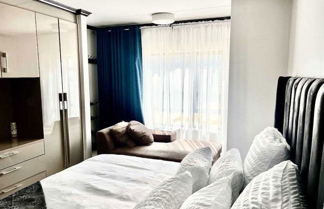 3-bedroom Luxury Apartment - Photo 3