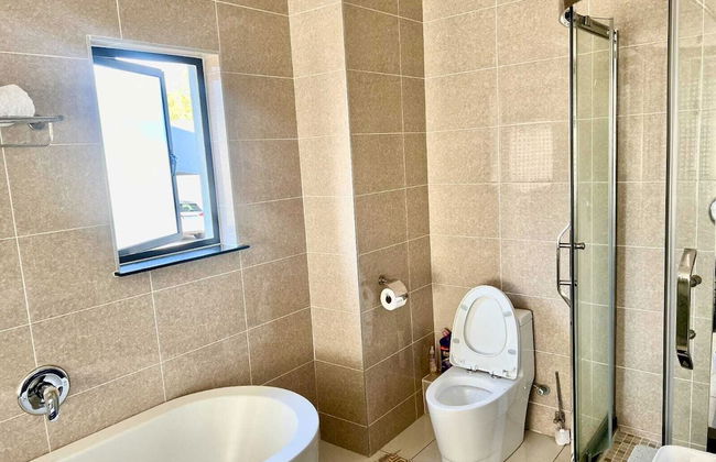 3-bedroom Luxury Apartment - Photo 9