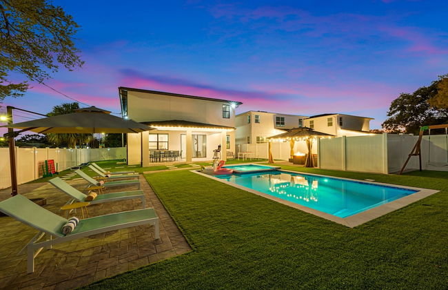 Luxury Modern Villa w/ Pool, Jacuzzi & Amenities! - Foto 55