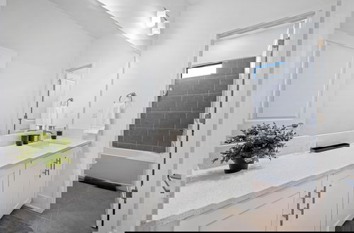 Foto 42 - Luxury Modern Villa w/ Pool, Jacuzzi & Amenities!