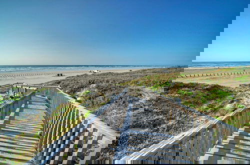 Foto 36 - Steps to Sandfest Beach Boardwalk, Pool, Tennis Beach Bungalow by Avantstay