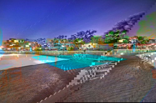 Foto 5 - Steps to Sandfest Beach Boardwalk, Pool, Tennis Beach Bungalow by Avantstay