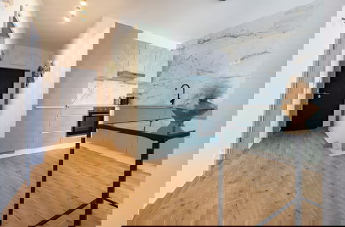 Foto 10 - Modern apt With Balcony, 12 min Walk to the Beach