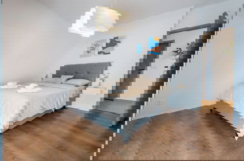 Foto 5 - Modern apt With Balcony, 12 min Walk to the Beach