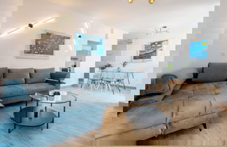 Foto 1 - Modern apt With Balcony, 12 min Walk to the Beach