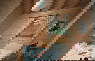 Foto 3 - Cozy Chalet With Fireplace, Located in Wooded Area