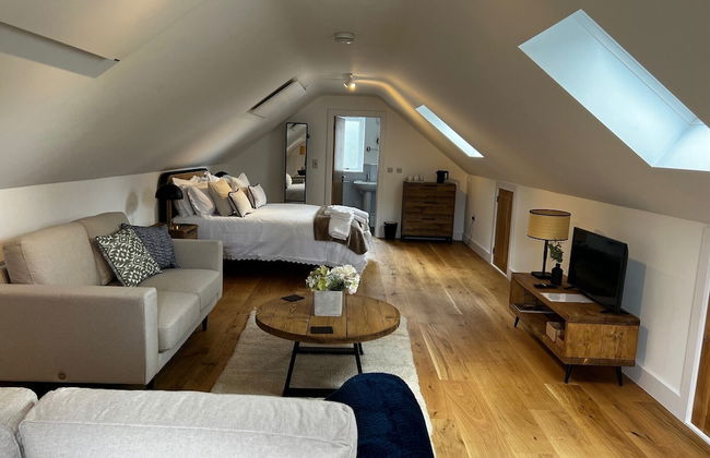 Cozy Studio Attic Retreat in Bettws Newydd - Photo 4
