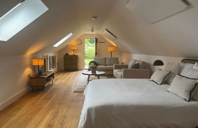 Cozy Studio Attic Retreat in Bettws Newydd - Photo 1