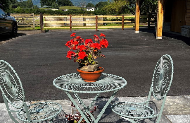 Cozy Studio Attic Retreat in Bettws Newydd - Photo 15