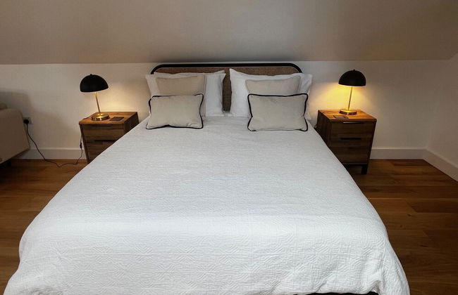 Cozy Studio Attic Retreat in Bettws Newydd - Photo 2