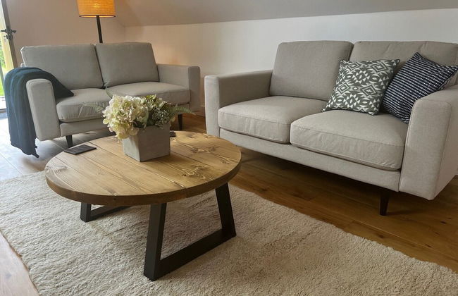 Cozy Studio Attic Retreat in Bettws Newydd - Photo 3