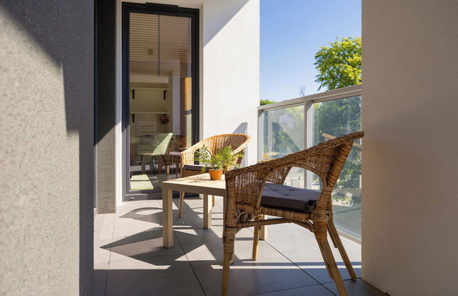 Bright Apartment With Parking by Renters - Photo 14