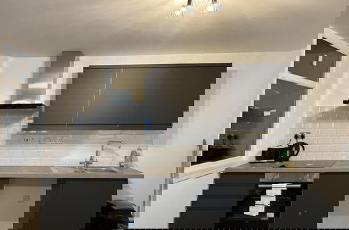 Foto 4 - Stylish City Centre Apt- 25 Off Monthly Stays!