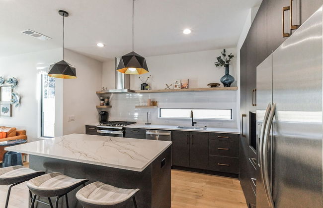 Chic Austin Getaway Brand New w/ Rooftop Patio! - Photo 8
